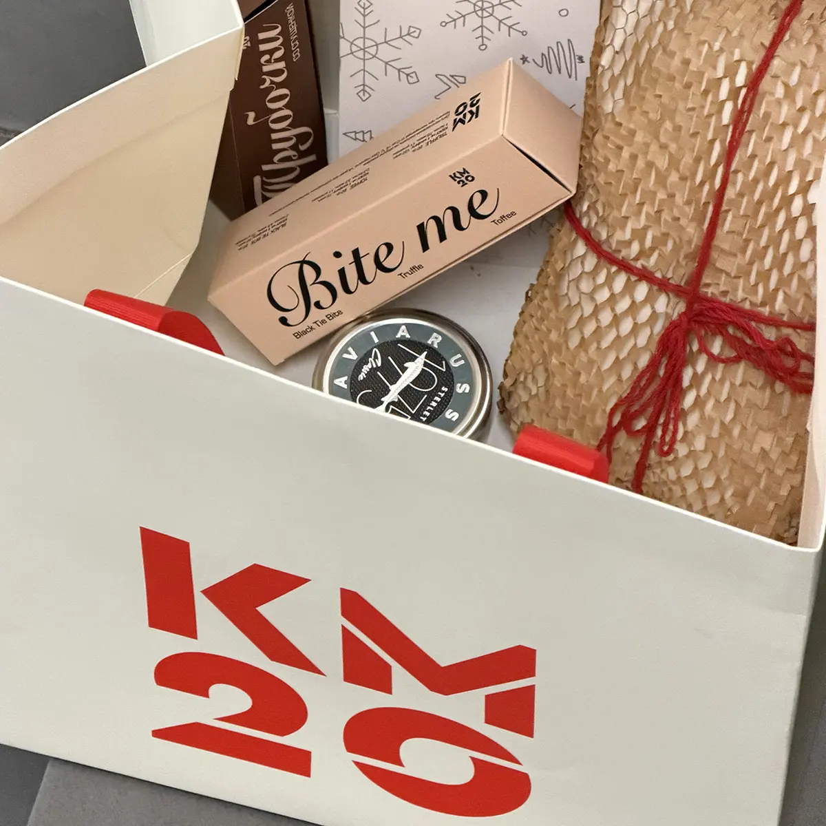 Бокс с красной и чёрной икрой