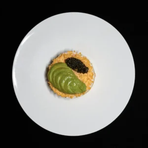 Мимоза с крабом, авокадо и черной икрой