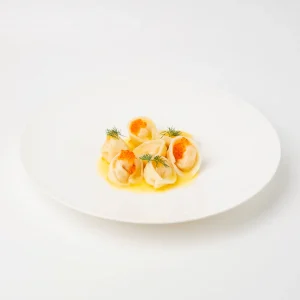 Пельмени с крабом, красной и щучьей икрой