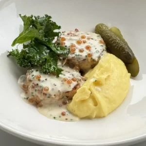 Котлеты из форели с картофельным пюре и кейлом