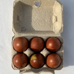 Фермерские яйца в луковой шелухе