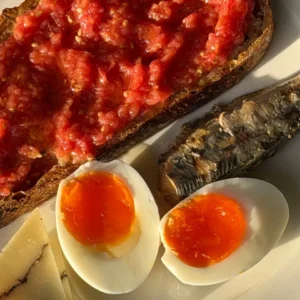 Испанский завтрак pan con tomate с сардинам